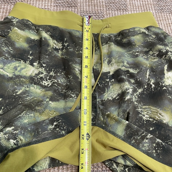 Lululemon T.H.E. Men's Linerless Shorts, 9", Size L - Picture 6 of 7